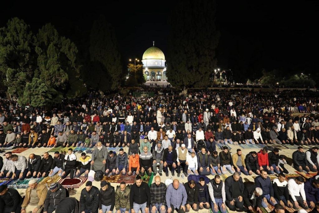 40 ألف فلسطيني يؤدون صلاتي العشاء والتراويح في رحاب المسجد الأقصى المبارك 1 khaligyoun097461710357667