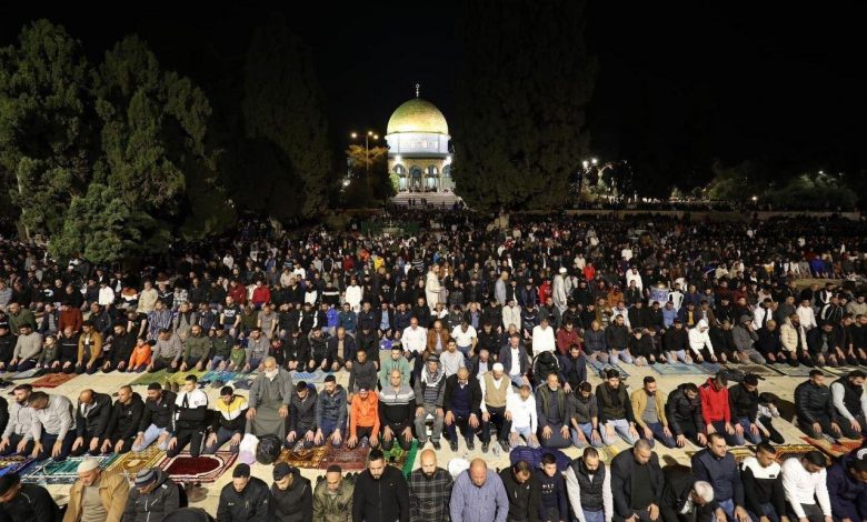 40 ألف فلسطيني يؤدون صلاتي العشاء والتراويح في رحاب المسجد الأقصى المبارك 1 khaligyoun097461710357667