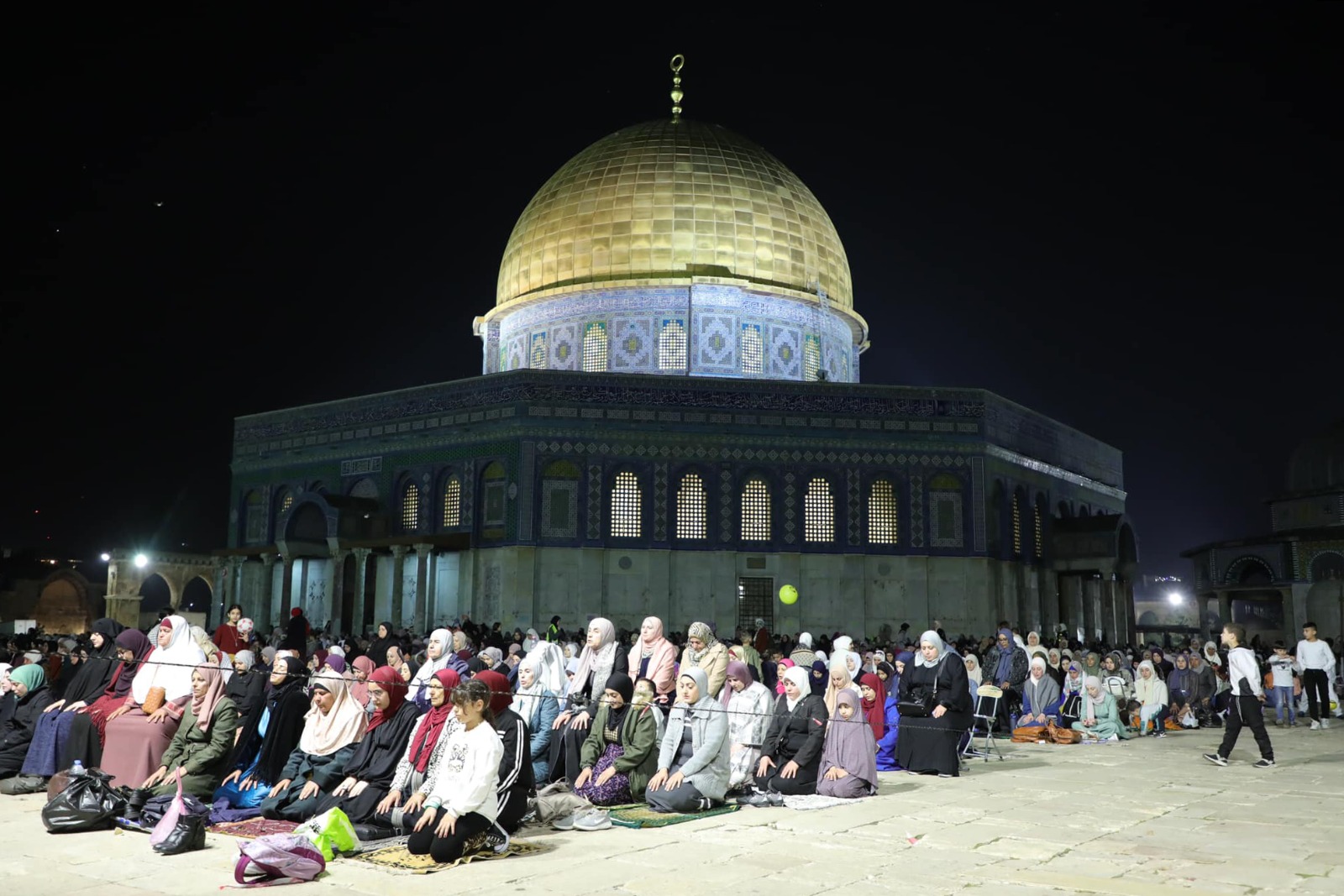 45 ألفا يؤدون صلاتي العشاء والتراويح في المسجد الأقصى رغم قيود الاحتلال الإسرائيلي 1 العشاء والتراويح في الأقصى1711566844