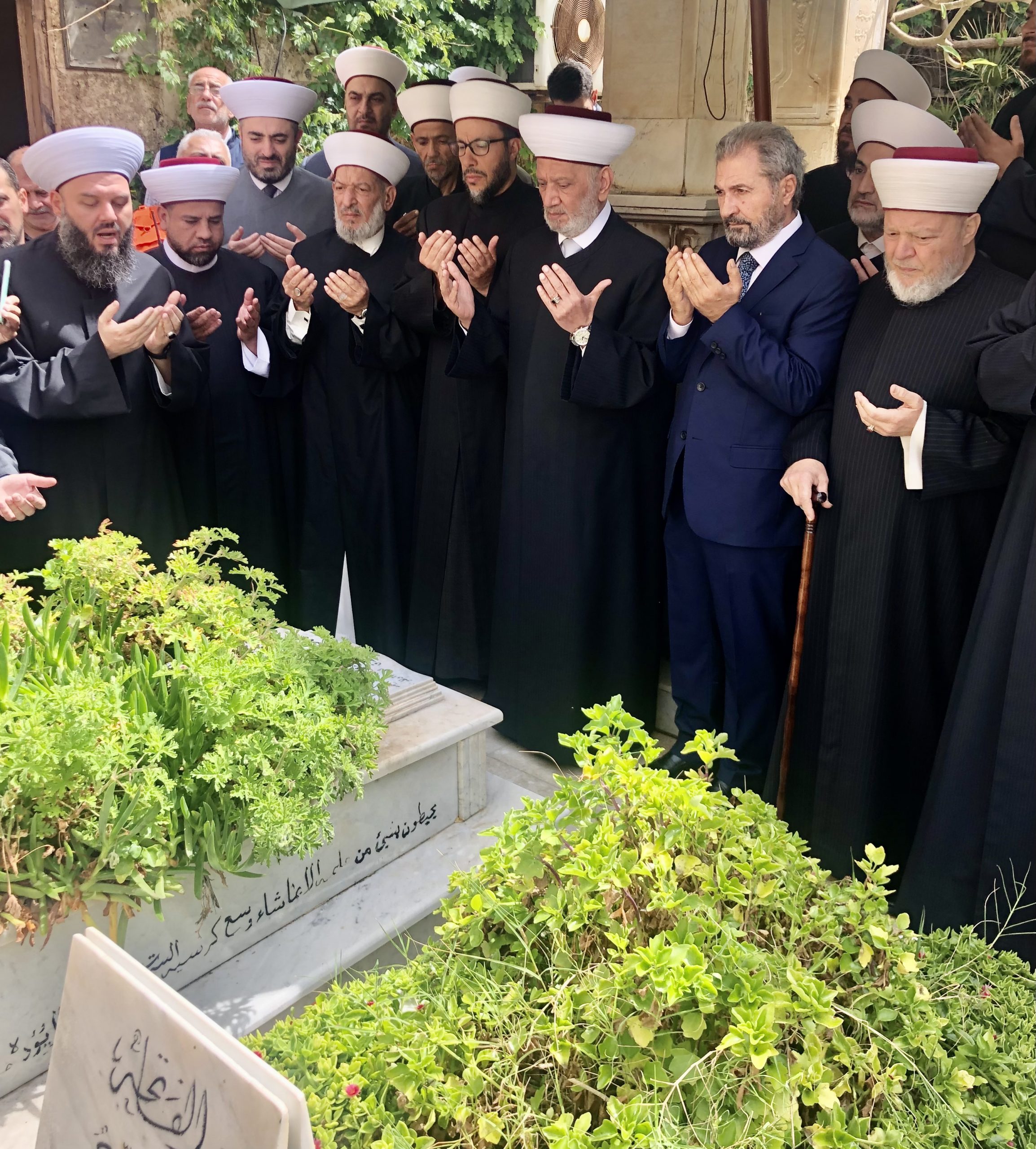 المفتي دريان والعلماء امام ضريح المفتي الشهيد حسن خالد 14 5 2022 scaled1710605043