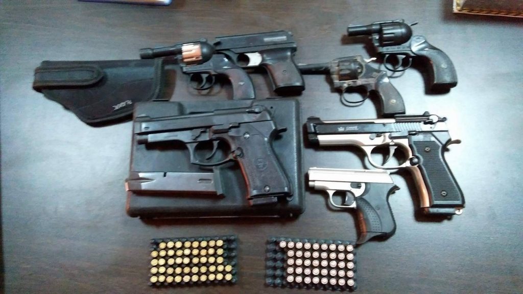 ضبط 5 أشخاص لإدارتهم صفحات على "فيس بوك" لبيع الأسلحة النارية والبيضاء بدون ترخيص 1 بالصور 1710092763