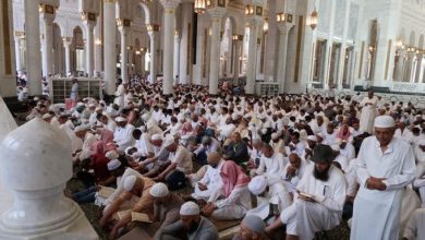 جموع المصلين يؤدون أول صلاة جمعة في شهر رمضان المبارك1710502324