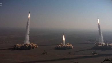طائرات مسيرة وصواريخ إيرانية تجتاح أهدافا معادية في تمرين واسع النطاق فيديو1710537904