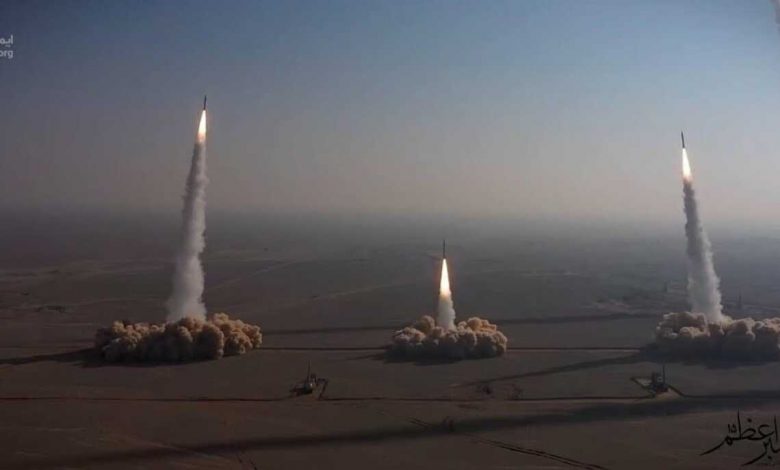 طائرات مسيرة وصواريخ إيرانية تجتاح أهدافا معادية في تمرين واسع النطاق فيديو1710537904