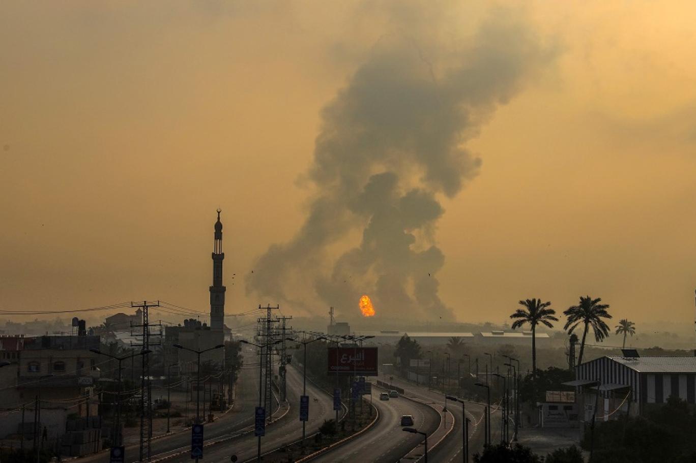 إصابة 3 ضباط ومترجم مدني في غارة إسرائيلية على آلية عسكرية تابعة لـ"اليونيفيل" جنوب لبنان 1 غارة إسرائيلية استهدفت جنوب مدينة غزة1711796524