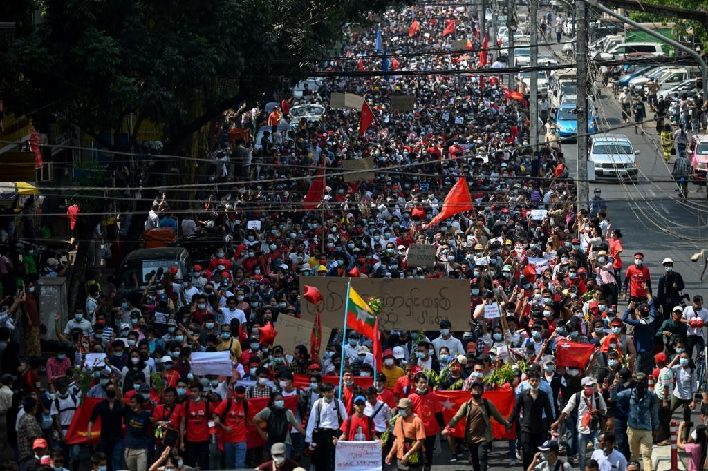 استمرار الاحتجاجات ضد الانقلاب العسكري في ميانمار1712920327