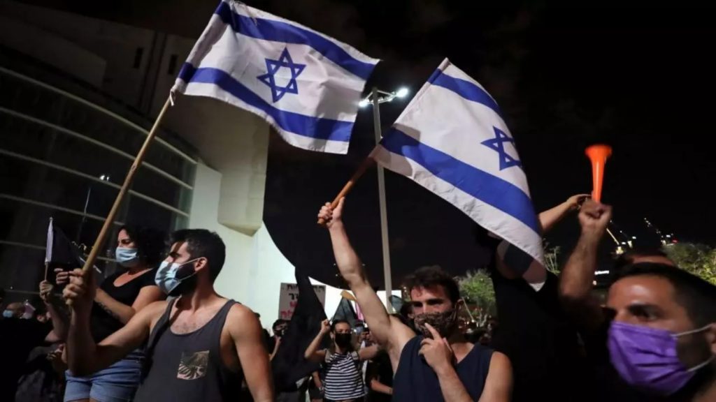 تجدد الاحتجاجات ضد نتنياهو .. ومُتظاهرون قرب منزله: "لن تعود إليه قبل من تم إجلاؤهم" 1 تواصل المظاهرات في إسرائيل ضد نتنياهو1713642543