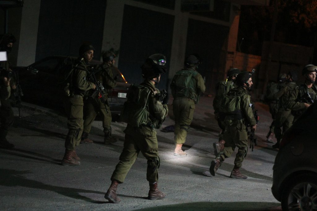 "الصحة الفلسطينية" تدين اغتيال الاحتلال الإسرائيلي سائق سيارة إسعاف شمال الضفة الغربية 1 مداهمة قوات الاحتلال الإسرائيلي أرشيفية scaled1713642303