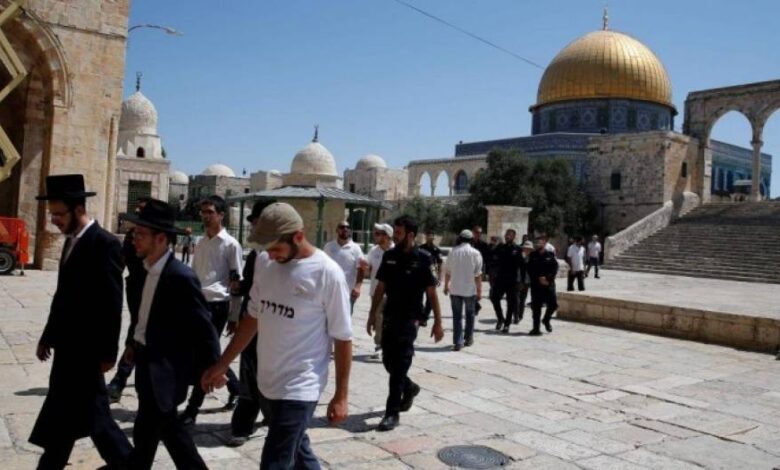 مُستوطنون يقتحمون الأقصى .. و"التحرير الفلسطينية" ترفض قرار "بن جفير" بتغيير الوضع القائم بالأقصى 1 مستوطمن
