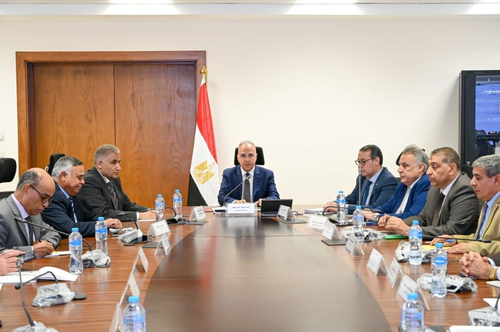 وزير الري يؤكد أهمية المنظومة الرقمية لمتابعة تطهيرات الترع 1 وزير الري11714133343