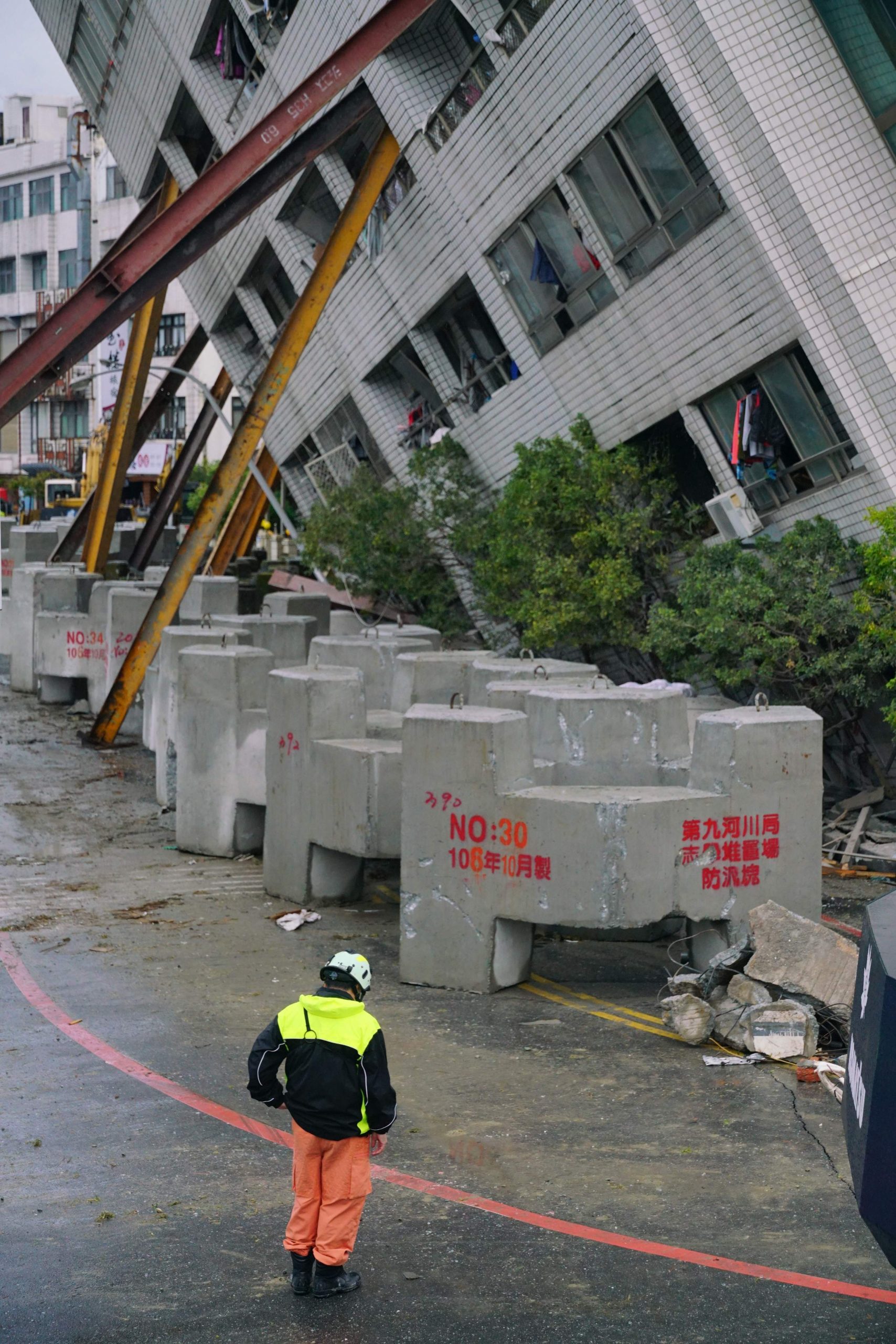 1027511 جانب من أثار زلزال تايوان1712819107 scaled