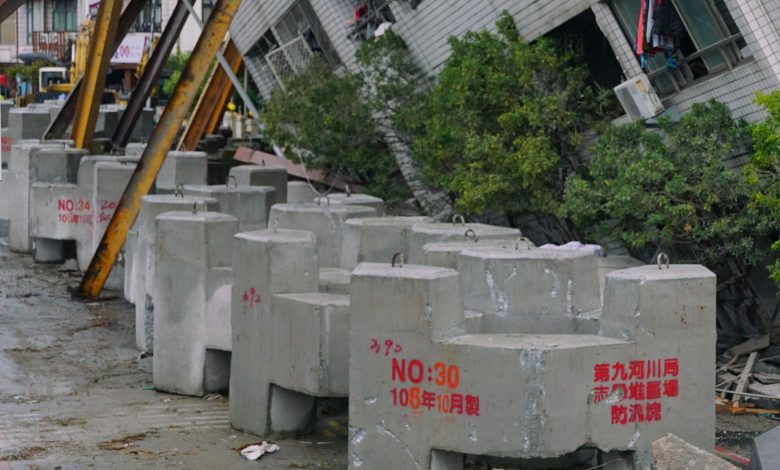 1027511 جانب من أثار زلزال تايوان1712139663