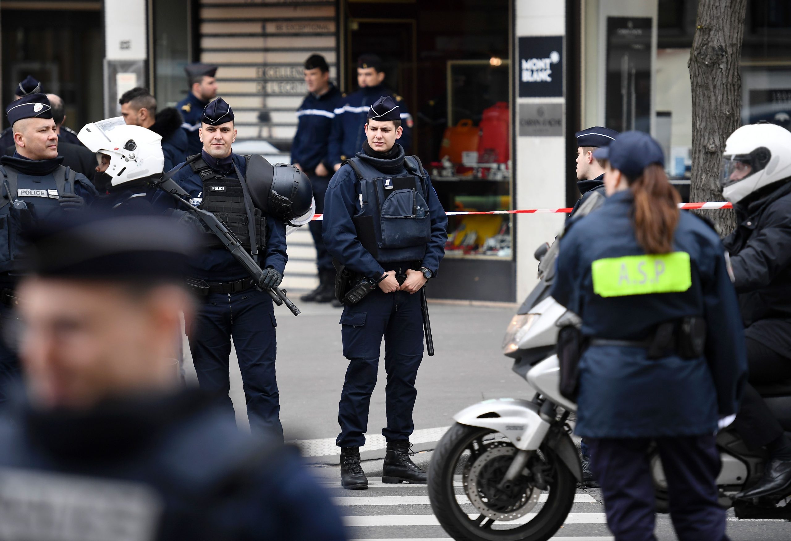 1176787 الشرطة الفرنسية تمنع المواطنين من التواجد فى محيط المحكمة1713532087 scaled