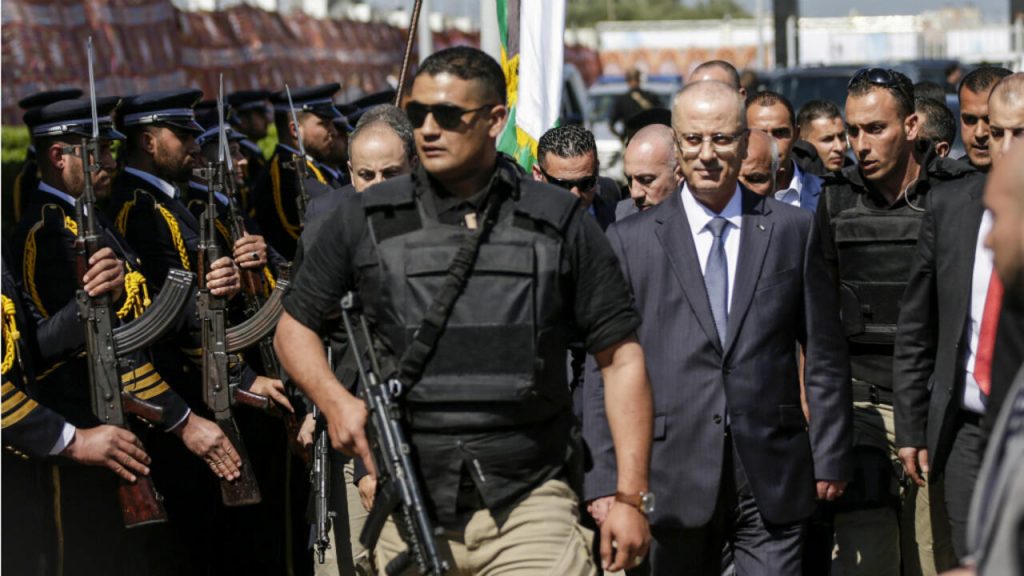 الرئيس الفلسطيني يؤكد ضرورة وقف إطلاق النار في غزة بشكل فوري وإدخال المُساعدات إليه 1 13032018 gaza hamdallah 01714062663
