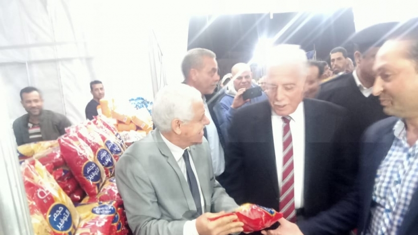 محافظ جنوب سيناء يتفقد معرضي "أهلًا بالعيد" بشرم الشيخ والطور بعد زيادة المعروضات وتخفيض الأسعار 1 162762327916747968611712439904