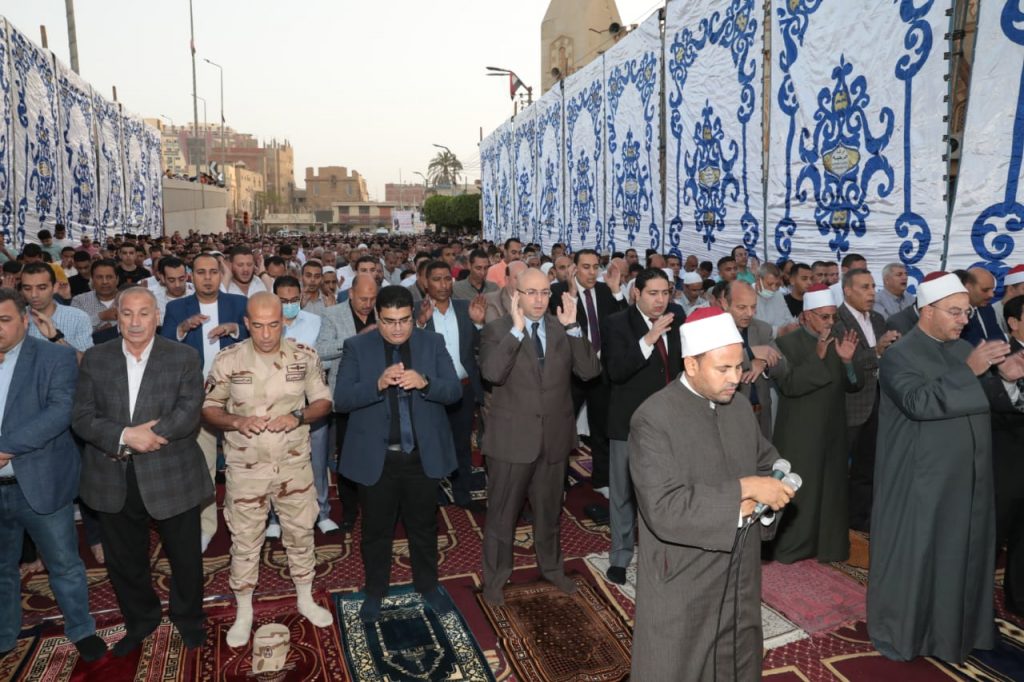 المحافظون والقيادات التنفيذية يؤدون صلاة عيد الفطر.. إضافة 2 1 19 2022 637870813184806472 4801712737744