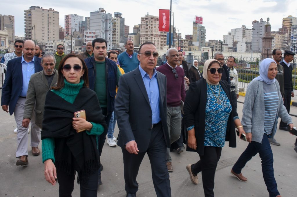 محافظ الإسكندرية يوجه بالتصدي لجشع التجار وإغلاق المنشآت المخالفة وإزالة الإشغالات 1 19 2022 638052547350800858 801712218683