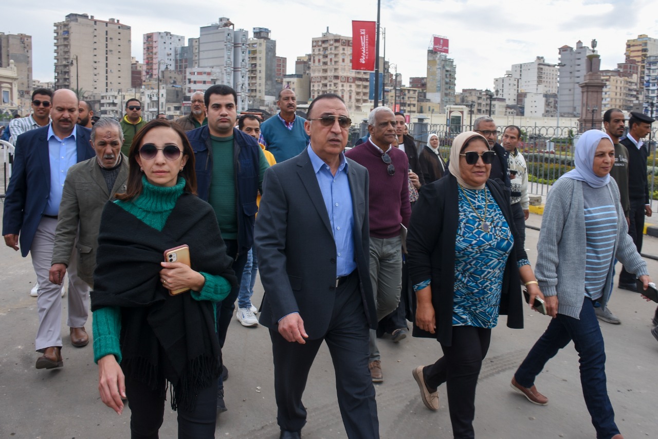 محافظ الإسكندرية يوجه بالتصدي لجشع التجار وإغلاق المنشآت المخالفة وإزالة الإشغالات 1 19 2022 638052547350800858 801712218683
