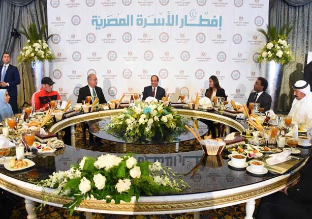 بدء توافد مختلف طوائف المجتمع المصري لحضور حفل إفطار الأسرة المصرية بمشاركة الرئيس السيسي 1 2016 6 11 22 18 52 5651712417350