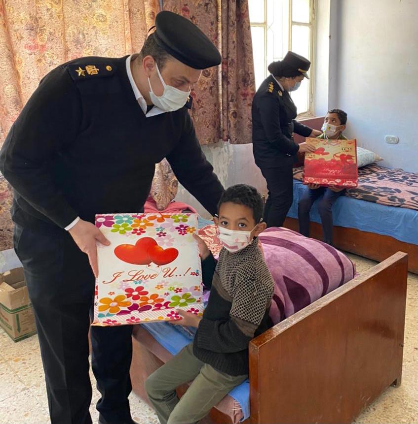 وزارة الداخلية تحتفل مع الأطفال الأيتام ونزلاء دور رعاية المسنين بعيد الفطر المبارك 1 2021 637533911820500656 501712927406