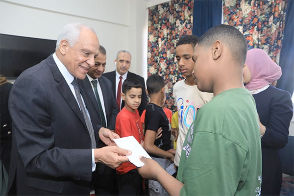 محافظ الجيزة يرسم البهجة على وجوه الأيتام والمسنين والمرضى ويقدم لهم التهنئة والهدايا في أول يوم لعيد الفطر 1 2023 638176836778719575 8711712746804