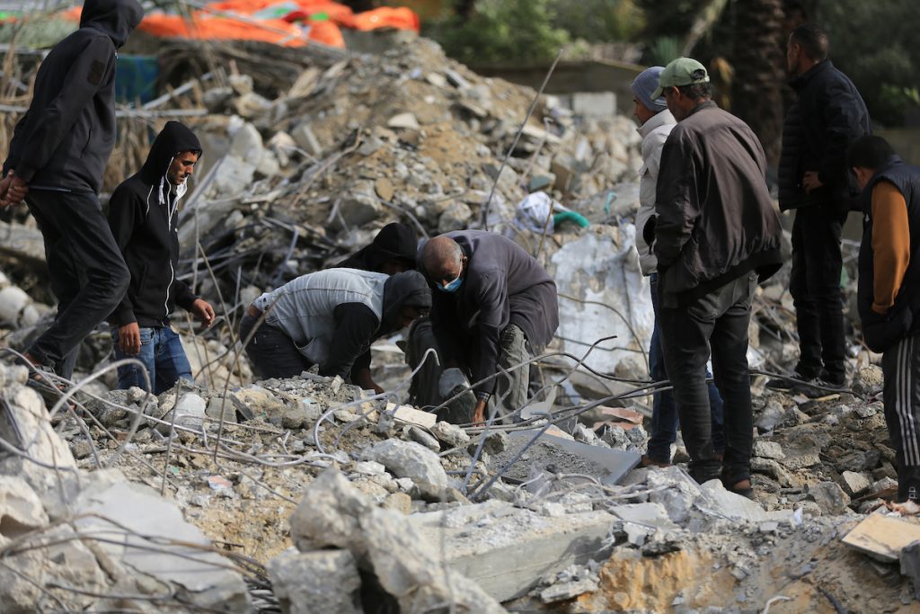 51 شهيدًا خلال آخر 24 ساعة بغزة.. وتواصل انتشال الجثامين من المقابر المُكتشفة بمجمع "ناصر" بخان يونس 1 271123 Dair El Balah IA 00121714135204