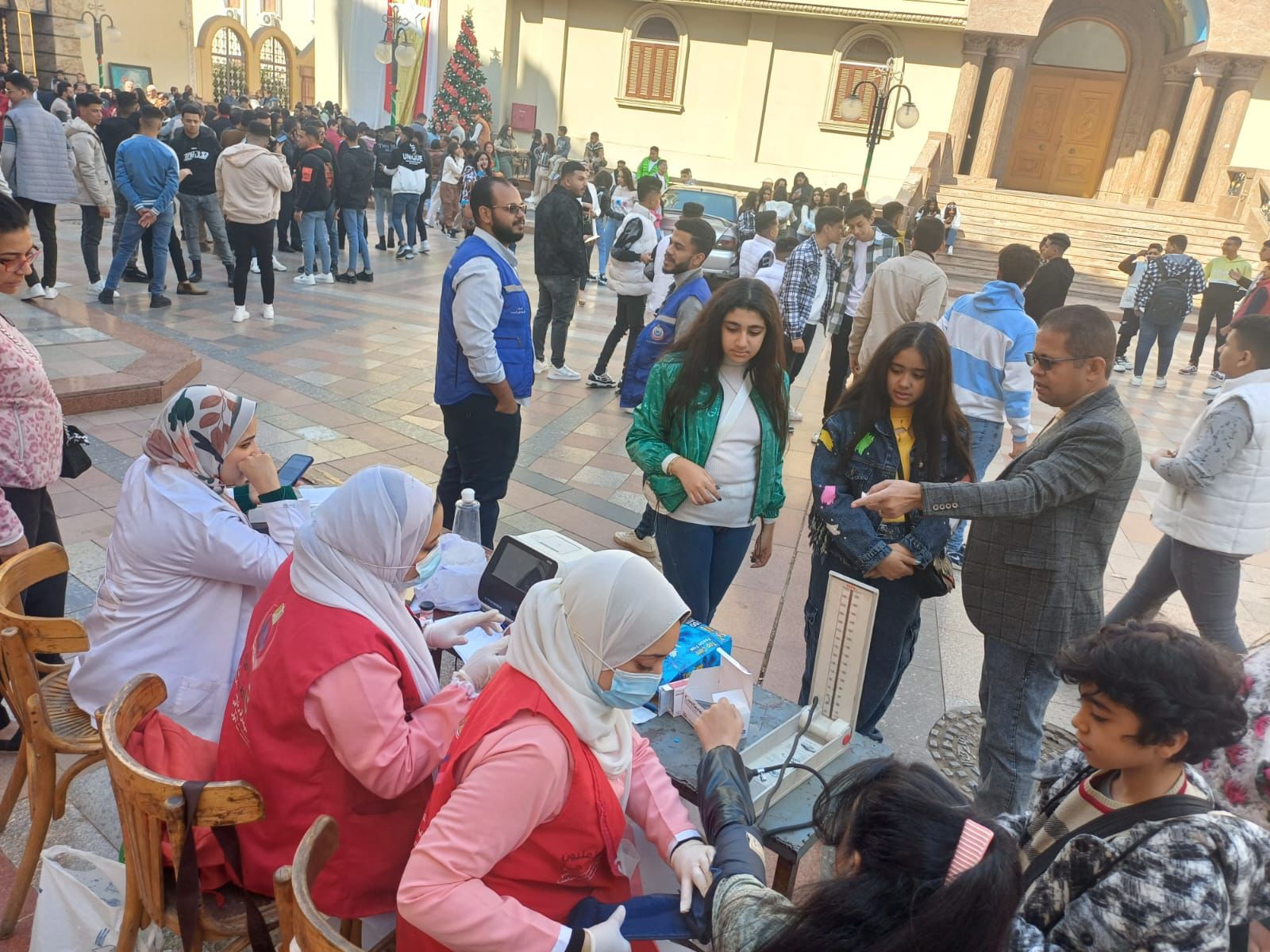 الصحة: فحص طبي لـ 500 مواطن وتقديم الخدمات التوعوية لـ1000 آخرين من رواد مكتبة الإسكندرية 1 3871713685326