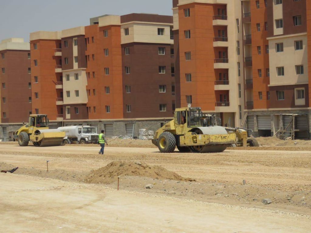 مسئولو "الإسكان" يتابعون معدلات تنفيذ مشروعات المرافق بالعبور الجديدة 1 601675b454e4d 16120846601712317386