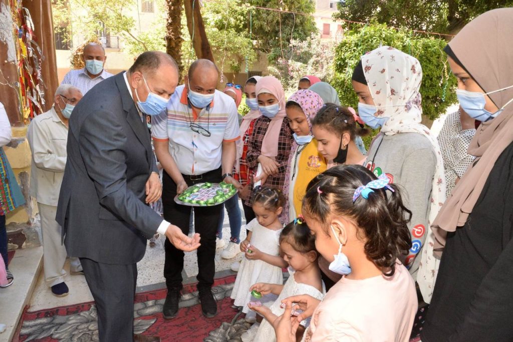 محافظ أسيوط يزور مستشفيات ودور أيتام ويشارك الأطفال فرحتهم بعيد الفطر 1 6141712747523