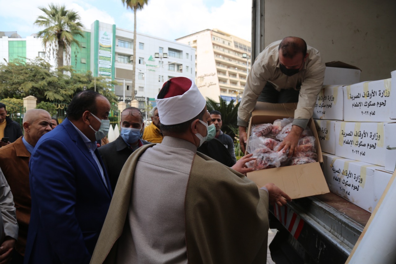 الأوقاف توزع 18 طن سلع غذائية من صكوك الإطعام ببعض المحافظات على الأسر الأولى بالرعاية 1 6981712172544