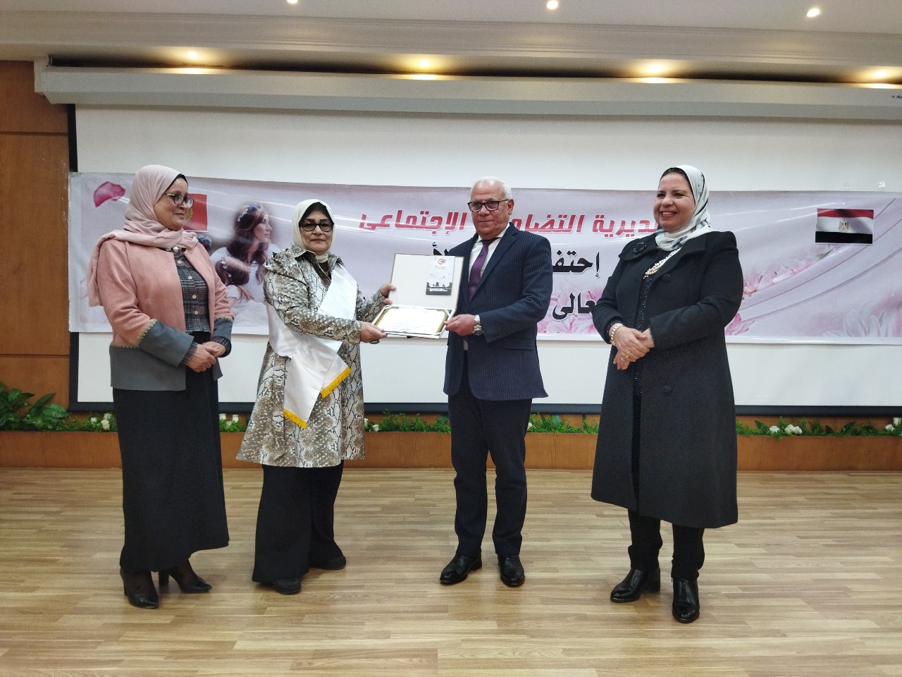 محافظ بورسعيد: الأمم لا ترقى إلا برفعة المرأة وهي الركيزة الأساسية للتربية وقيادة المجتمع 1 9381711997404