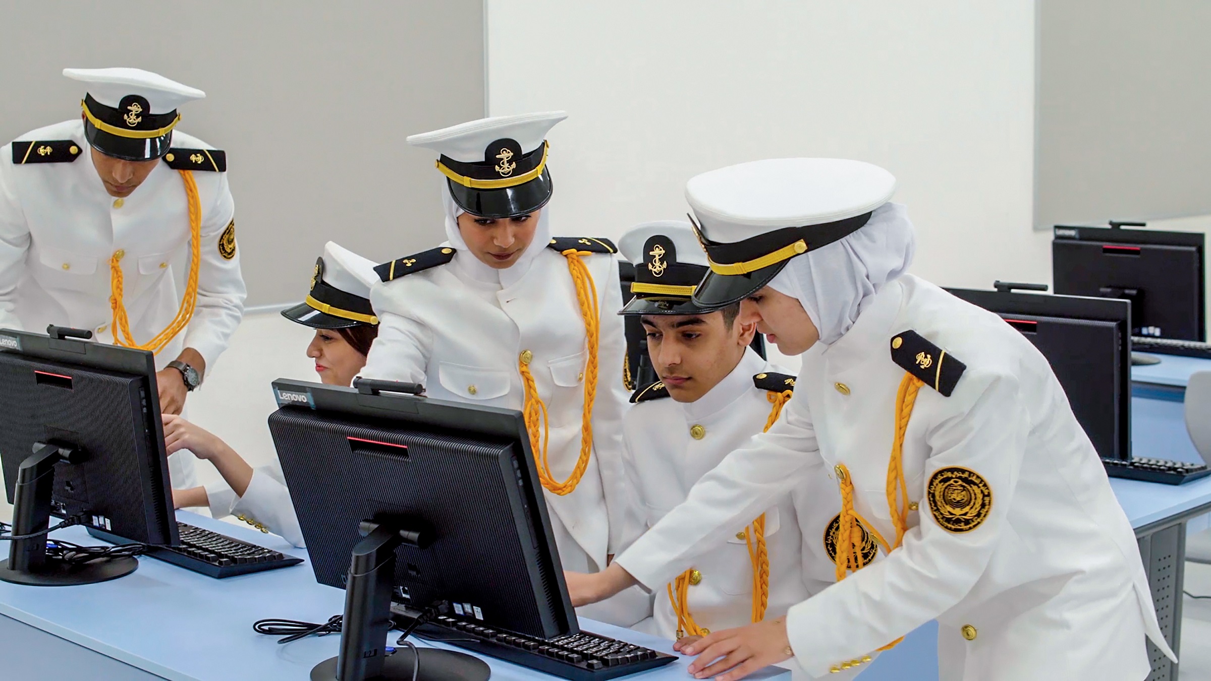 طلاب وأعضاء هيئة التدريس بأكاديمية العلوم والتكنولوجيا والنقل البحري يزورون أكاديمية الشرطة 1 AASTS Students1711978803