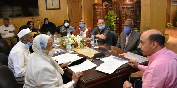 محافظ أسوان يستعرض مع وفود من "قومي المرأة" والاتحاد الأوربي دعم مشروعات "العاصمة الإفريقية" 1 DSC 7633
