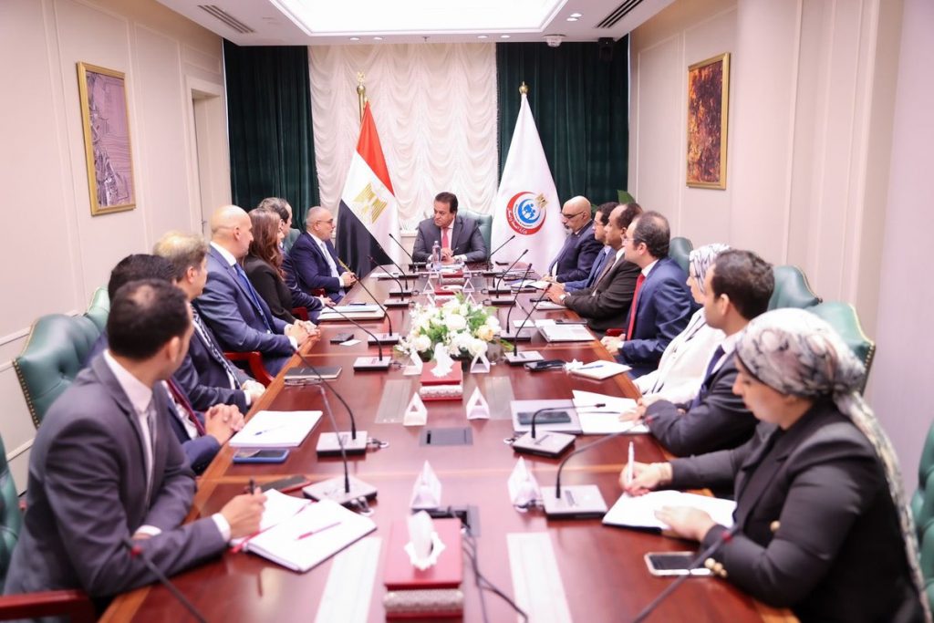 وزير الصحة يبحث مع شركة "أبوت" سبل التعاون في المجالات المتعلقة بالرعاية الصحية 1 FzOucEtakAEUKW 1714500423