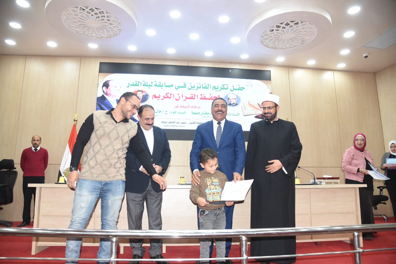 محافظ مطروح يشهد الاحتفال بليلة القدر.. ويكرم الفائزين في المسابقة الكبرى لحفظ القرآن الكريم 1 IMG 20230418 WA00091712358364
