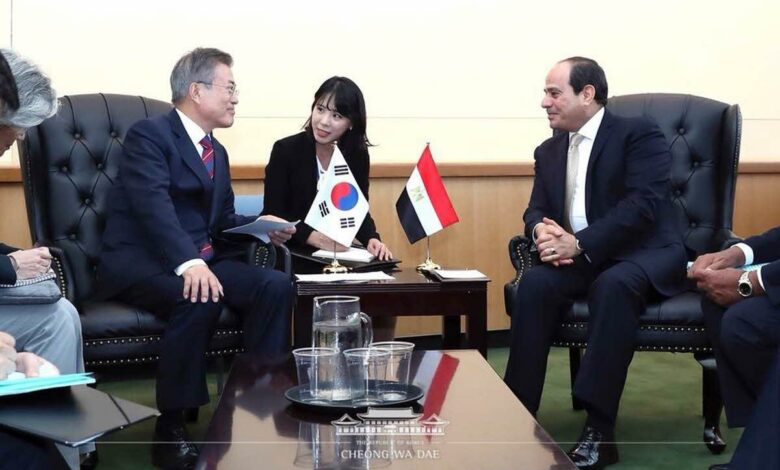 دعوة للرئيس السيسي من رئيس كوريا الجنوبية للمشاركة في القمة الكورية الإفريقية ينقلها المبعوث الرئاسي الكوري 1 President Sisi and South Korean President Moon Jae in