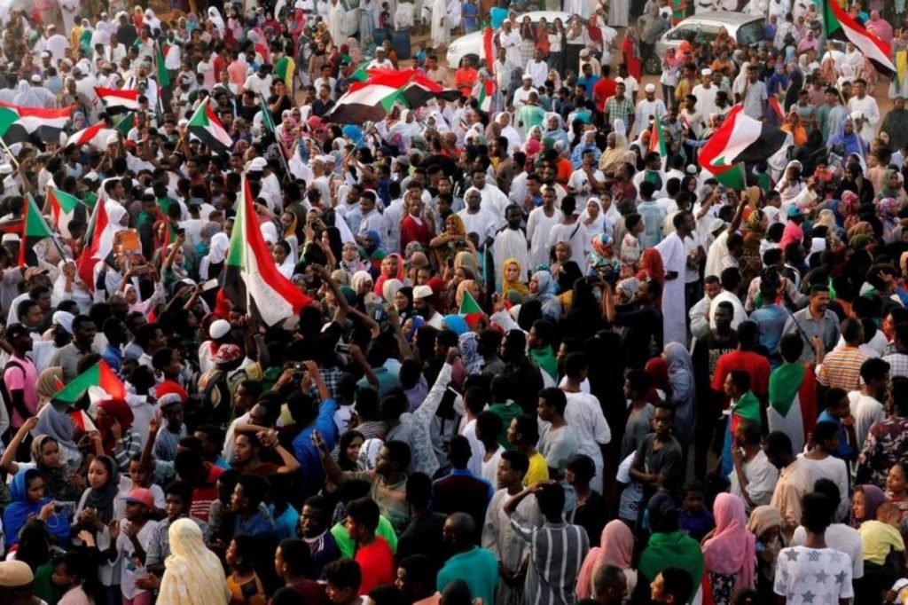 "واشنطن بوست": الشعب السودان يدفع ثمن الصراع.. والأسر بدأت تتضور جوعًا وسط منع وصول شاحنات المساعدات 1 b9d2bb540d74bd258825445a170384a9 XL1712011323