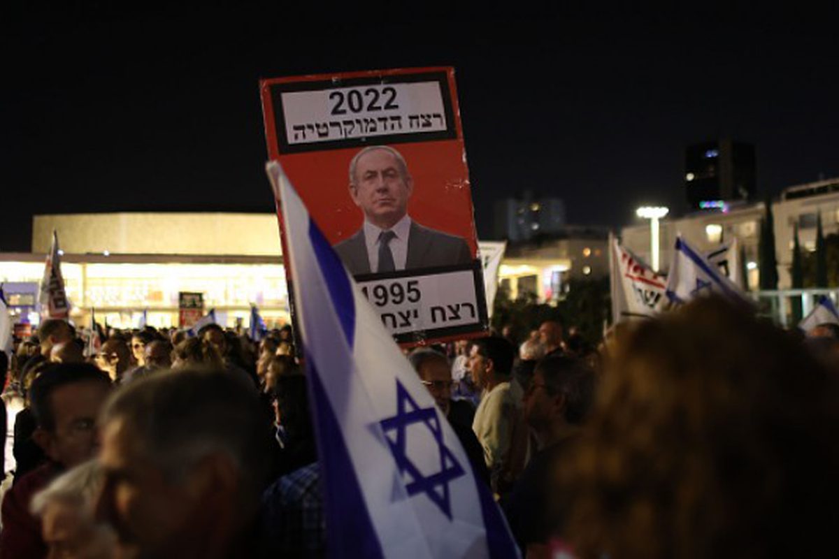 عشرات آلاف الإسرائيليين يتظاهرون ضد نتنياهو ويطالبون بانتخابات فورية وصفقة لتحرير الأسرى 1 d3ba7d3f5257c5a83e571eb853df47fa1712432403