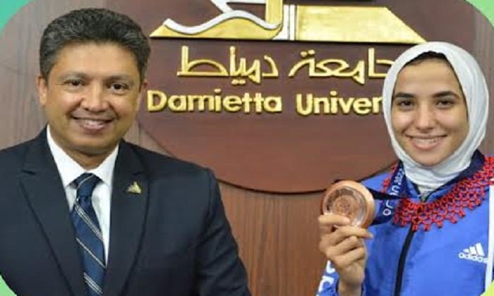 محافظ دمياط تهنئ الطالبة يمنى عياد لحصولها على الميدالية الذهبية ببطولة كأس نيلسون مانديلا 1 elaosboa624181713817385