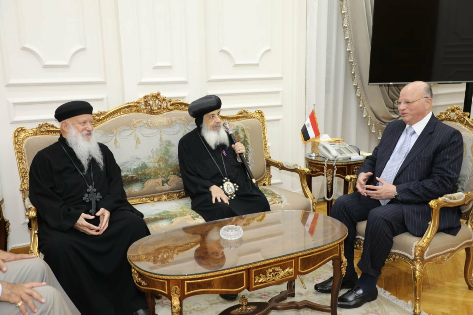 محافظ القاهرة يستقبل وفدي الكنيستين القبطية والسريانية الأرثوذكسية للتهنئة بعيد الفطر 1 elaosboa89760 1