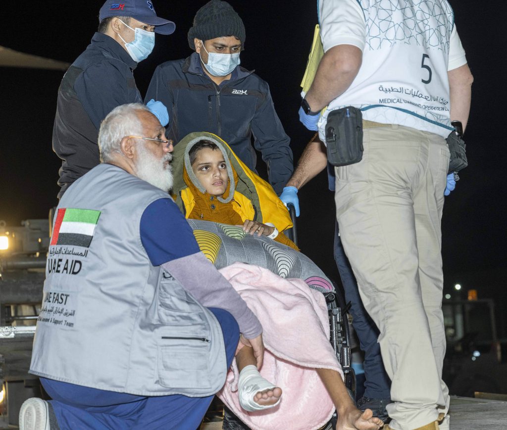الإمارات تستقبل الدفعة الـ 16 من الأطفال الفلسطينيين الجرحى ومرضى السرطان 1 image1714200304