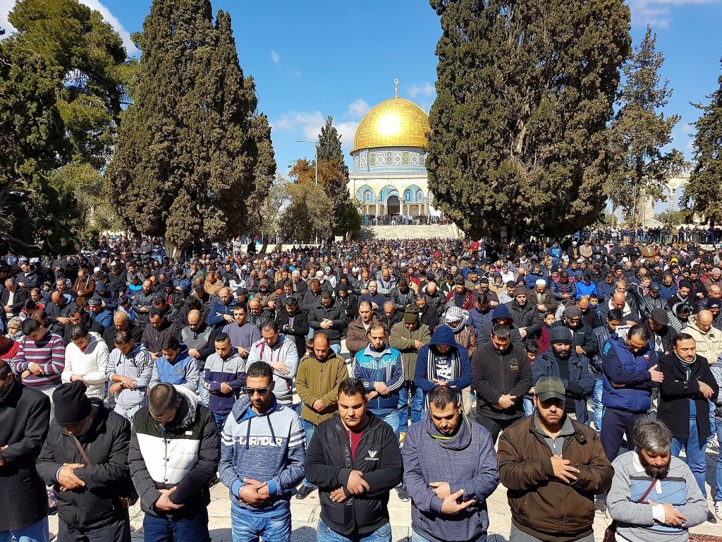 60 ألفًا في صلاة العيد بالأقصى.. والصلاة في غزة على أنقاض مدارس مُدمرة ومدارس الإيواء 1 sq8eo1712739364