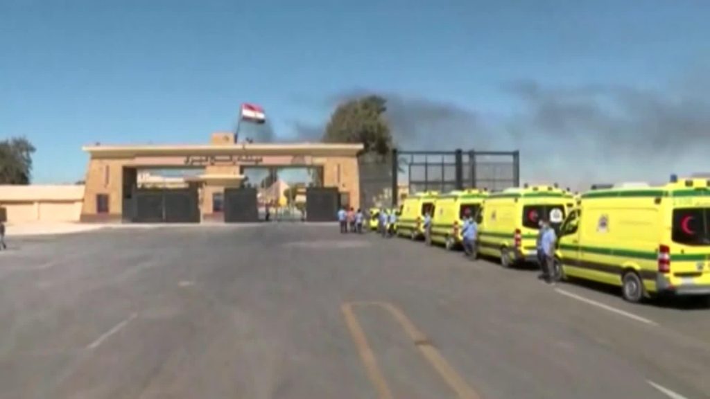إدخال 36 مصابا فلسطينيا من غزة و180 شاحنة مساعدات للقطاع 1 z31zsUqoTAbfBuQm1712835371