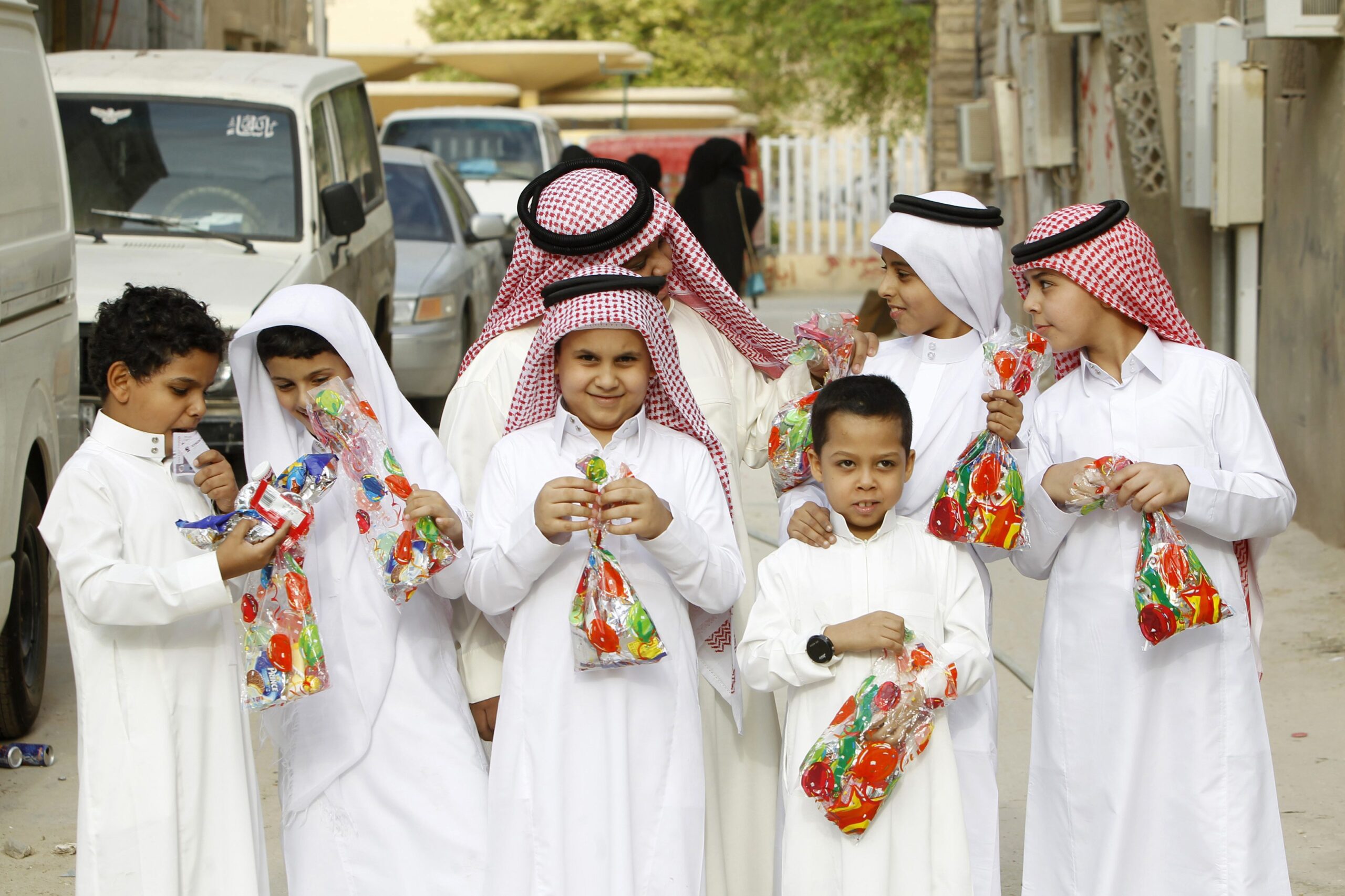 "ألعاب وهدايا مفرحة" .. إدخال بهجة عيد الفطر المبارك على الأطفال الأيتام بالأردن 1 الاطفال في العيد scaled1712833747
