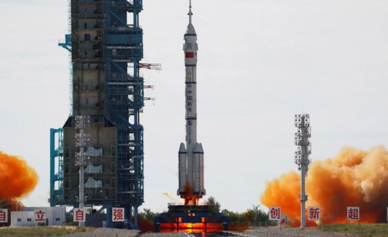 الصين ترسل مركبة الفضاء المأهولة1714460345