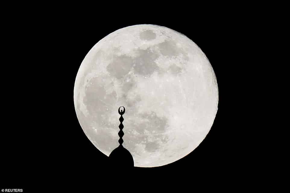 القمر العملاق 21713704884