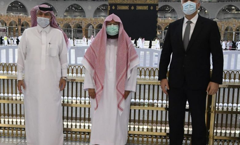 رئيس "شؤون الحرمين" يؤكد ضرورة محاربة الأفكار الضالة والتنظيمات الإرهابية 1 عام رئيس شؤون الحرمين يستقبل وزير الإعلام المكلف والوزير1713873665