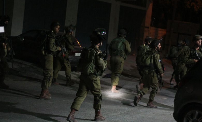 "الصحة الفلسطينية" تدين اغتيال الاحتلال الإسرائيلي سائق سيارة إسعاف شمال الضفة الغربية 1 مداهمة قوات الاحتلال الإسرائيلي أرشيفية scaled1713642303
