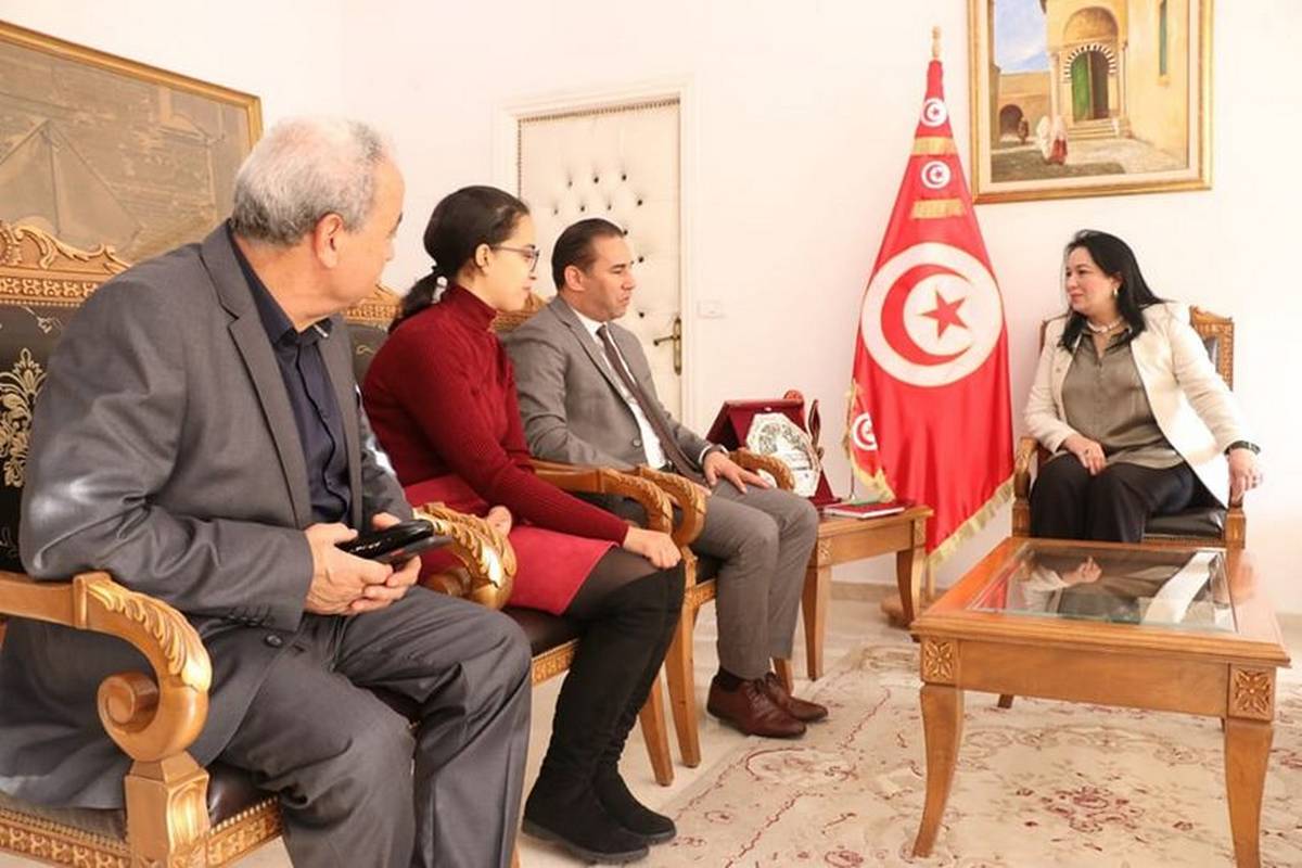 وزيرة المراة 21713812343
