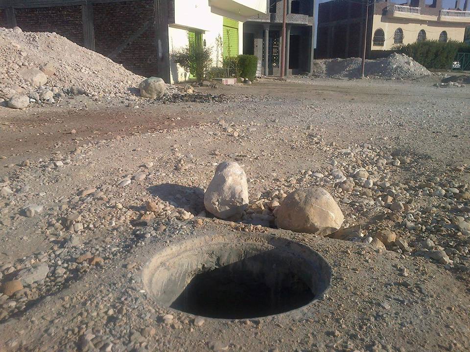 ضبط شخصين لقيامهما بسرقة أغطية بالوعات الصرف بالقاهرة 1 بالوعات1716373445